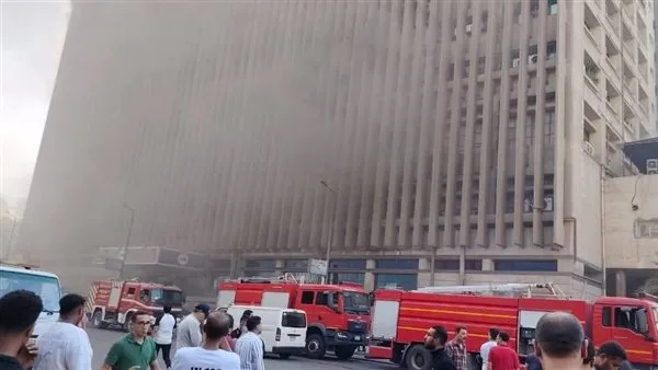 الحماية المدنية تسعى لإطفاء حريق مركز رمسيس بواسطة 10 عربات إطفاء و2 سلم هيدروليكي.