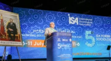 منع السوسيولوجي أحمد ويحمان من حضور افتتاح منتدى دولي بسبب ارتدائه “الكوفية الفلسطينية” ورفض هيئة علمية لمشاركة إسرائيليين.