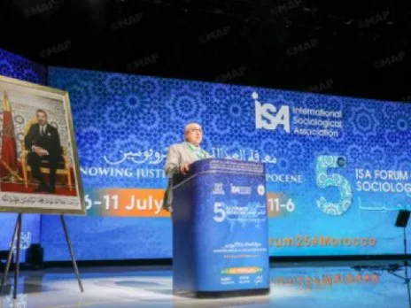 منع السوسيولوجي أحمد ويحمان من حضور افتتاح منتدى دولي بسبب ارتدائه “الكوفية الفلسطينية” ورفض هيئة علمية لمشاركة إسرائيليين. منع السوسيولوجي أحمد ويحمان من حضور افتتاح منتدى دولي بسبب ارتدائه “الكوفية الفلسطينية” ورفض هيئة علمية لمشاركة إسرائيليين.