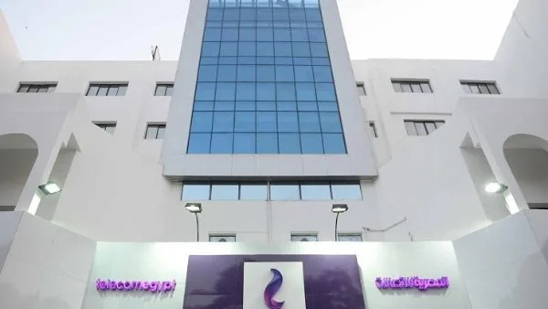 وسط الدخان.. فرق الإطفاء وأجهزة الاتصالات تتسابق مع الوقت لإنقاذ مركز رمسيس