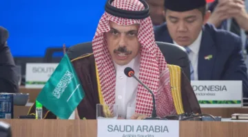 بن فرحان: الهجمات الإسرائيلية على المرافق الصحية واستهداف المدنيين في غزة تعد خرقًا واضحًا للقانون الدولي الإنساني.