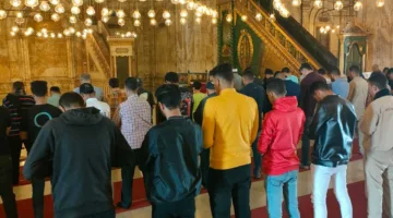 ما هو الحد المسموح به للمارة أمام المصلين؟.. مجمع البحوث الإسلامية يوضح
