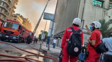 الهلال الأحمر يرسل فرق الطوارئ إلى موقع حريق سنترال رمسيس ويكشف عن أرقام التواصل للإبلاغ