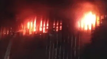 تجدد النيران في مبنى سنترال رمسيس وفرق الدفاع المدني تواصل عمليات الإطفاء