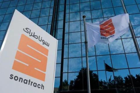 عقد بقيمة 1.35 مليار دولار بين شركة سوناطراك الجزائرية و”إيني” الإيطالية عقد بقيمة 1.35 مليار دولار بين شركة سوناطراك الجزائرية و”إيني” الإيطالية