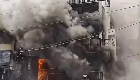 مصر: حريق في القاهرة يُسفر عن إصابة 14 شخصاً ويقطع الاتصالات بشكل مؤقت مصر: حريق في القاهرة يُسفر عن إصابة 14 شخصاً ويقطع الاتصالات بشكل مؤقت
