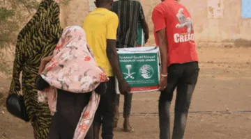مركز الملك سلمان يوزع 800 حزمة غذائية في منطقة أم درمان بالسودان