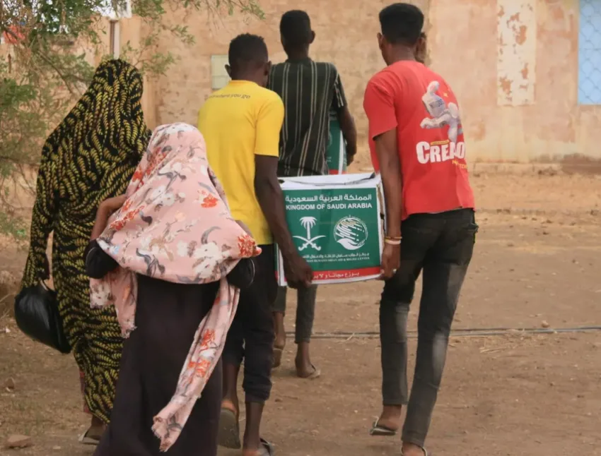 مركز الملك سلمان يوزع 800 حزمة غذائية في منطقة أم درمان بالسودان مركز الملك سلمان يوزع 800 حزمة غذائية في منطقة أم درمان بالسودان