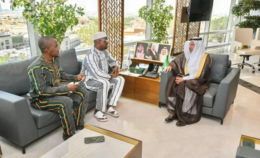 الربيعة يتناول القضايا الإنسانية والإغاثية مع سفير بوركينا فاسو