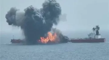 الحوثيون يعلنون مسؤوليتهم عن استهداف سفينة يونانية في خليج عدن، والتقارير تفيد بانغماسها في الماء