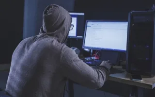محتالون على الإنترنت يغرون المتبرعين العاطفيين للتبرع لحسابات غير محلية