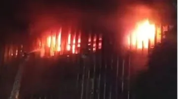 تجدد حريق في مبنى سنترال رمسيس والجهات المعنية تسعى لإخماده.