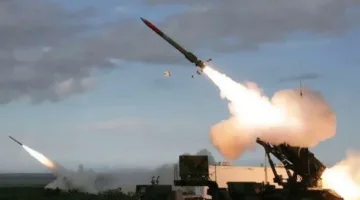 الحوثيون يهاجمون سفينة يونانية في خليج عدن ووردت أنباء عن غرقها