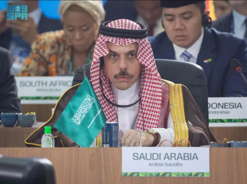 بالنيابة عن سمو ولي العهد، وزير الخارجية يشارك في جلسة البيئة خلال مؤتمر الأطراف لتغيّر المناخ في قمة بريكس 2025.