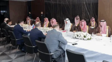وزير الصناعة يستعرض فرص تعزيز التعاون الصناعي مع الوزير الروسي