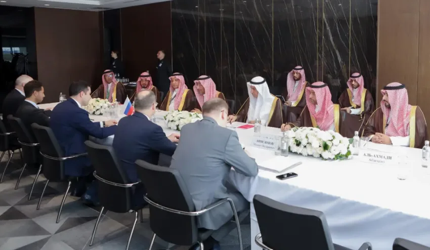 وزير الصناعة يستعرض فرص تعزيز التعاون الصناعي مع الوزير الروسي وزير الصناعة يستعرض فرص تعزيز التعاون الصناعي مع الوزير الروسي