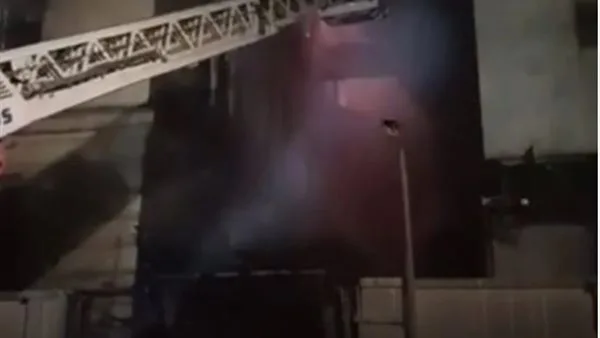 رجال الدفاع المدني يواصلون جهودهم في إخماد حريق سنترال رمسيس.. صور