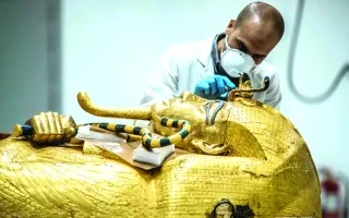 مبدعون مصريون يستعيدون اللمعان لثروة “الفرعون الذهبي”