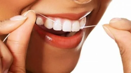 أسنان لامعة وبيضاء: طريقة سريعة تقضي على اصفرار الأسنان في دقيقة واحدة أسنان لامعة وبيضاء: طريقة سريعة تقضي على اصفرار الأسنان في دقيقة واحدة