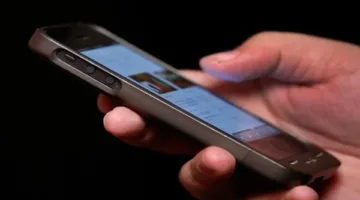 حكم مراقبة أحد الزوجين لهاتف الآخر .. توضيحات من الإفتاء