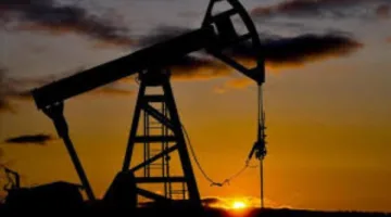 انخفاض أسعار النفط مع تقييم المستثمرين لتطورات الرسوم الأمريكية وزيادة إنتاج أوبك+