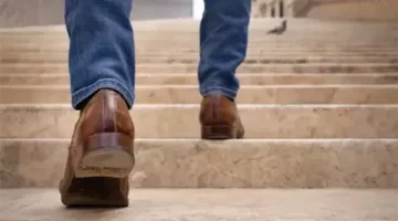 كيفية استخدام السلالم قد يدل على وجود مرض خطير… إليكم التفاصيل!