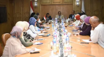 محافظ قنا يستقبل فريق مشروع “حيّنا” لمتابعة آخر التطورات في الإدارة المالية العامة والبنية التحتية.