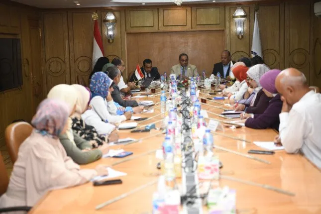 محافظ قنا يستقبل فريق مشروع “حيّنا” لمتابعة آخر التطورات في الإدارة المالية العامة والبنية التحتية. محافظ قنا يستقبل فريق مشروع “حيّنا” لمتابعة آخر التطورات في الإدارة المالية العامة والبنية التحتية.