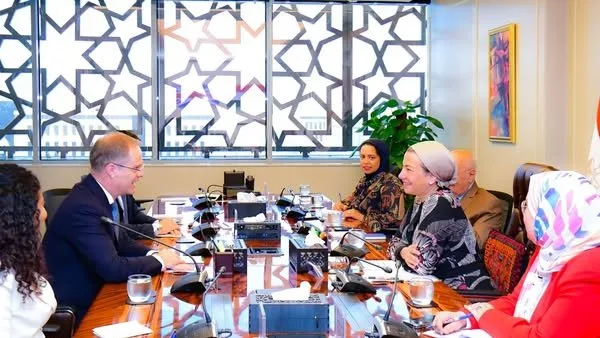 وزيرة البيئة تستعرض مع السفير البريطاني في القاهرة أوجه التعاون المشتركة