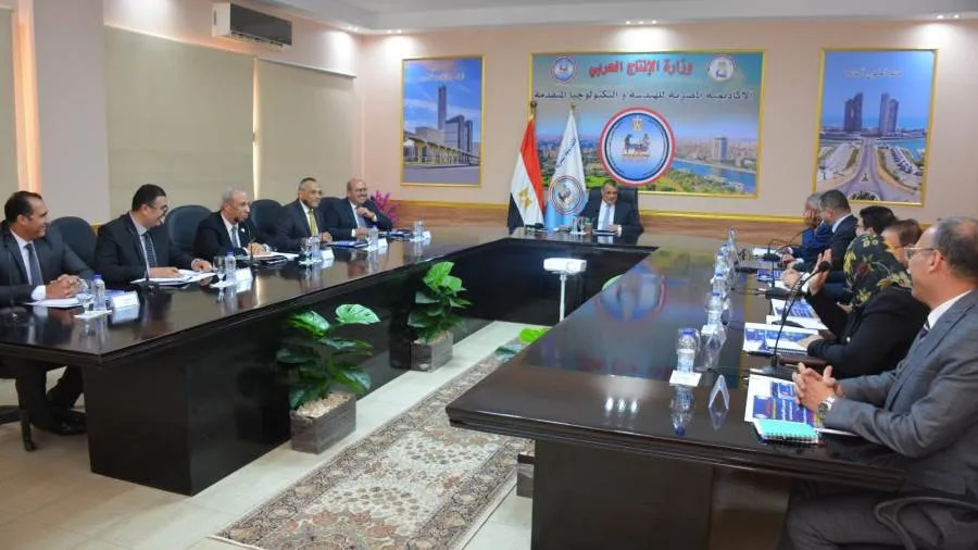وزير الإنتاج الحربي: الأكاديمية تبرز كصرح تعليمي فريد يهدف إلى تأهيل مهندسين محترفين في مجالات الهندسة المطلوبة لسوق العمل.