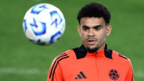 برشلونة يواجه تحدياً جديداً: دياز يطالب بتعويض مالي في حالة عدم تسجيله برشلونة يواجه تحدياً جديداً: دياز يطالب بتعويض مالي في حالة عدم تسجيله