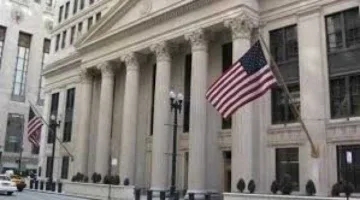 الفيدرالي الأمريكي يترك الباب مفتوحًا لاحتمالية العودة إلى معدلات فائدة صفرية في المستقبل