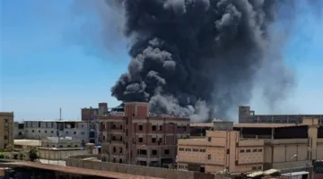نيران ضخمة تندلع في مصنع داخل المنطقة الصناعية بدمياط الجديدة