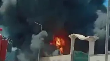 حريق ي devastated مصنع الإسفنج في دمياط مع إرسال 20 سيارة إطفاء.
