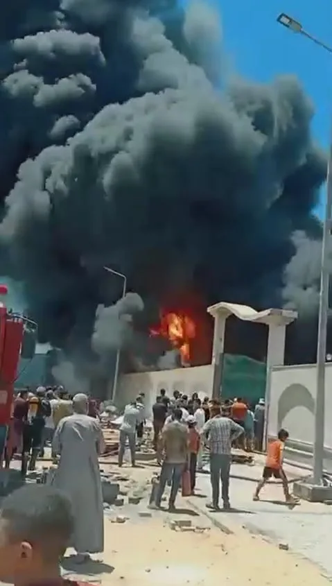 حريق ي devastated مصنع الإسفنج في دمياط مع إرسال 20 سيارة إطفاء.