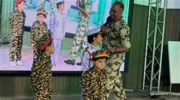 بمشاركة أطفال في أزياء عسكرية، هيثم مصطفى يتألق على المسرح بأغنية “أنا مصر”