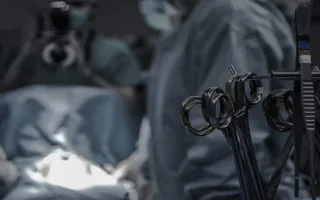 شاب يُفاجئ أطباء الطوارئ بوجود ثعبان بحر حي بطول 30 سم في بطنه