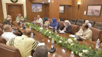 محافظ بورسعيد يناقش مع تجار خطة تحسين منطقة العرب