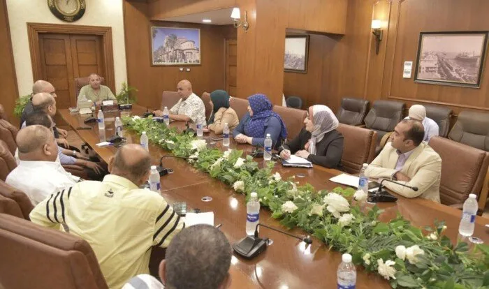 محافظ بورسعيد يناقش مع تجار خطة تحسين منطقة العرب