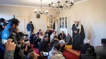 وفد من رجال الدين المسلمين في أوروبا يقوم بزيارة متحف “الهولوكوست” في غرب القدس.