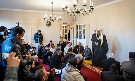 وفد من رجال الدين المسلمين في أوروبا يقوم بزيارة متحف “الهولوكوست” في غرب القدس.