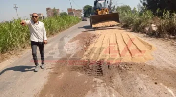 تمهيد طريق “دسوق – شباس الملح” في كفر الشيخ