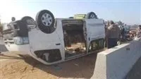 إصابة 10 موظفين نتيجة انقلاب سيارة على طريق أبو سمبل بعد المطار بـ3 كيلومترات