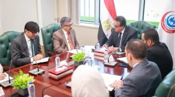 وزير الصحة يناقش مع السفير الباكستاني سبل التعاون في مجالات الصحة العامة ومكافحة الأوبئة