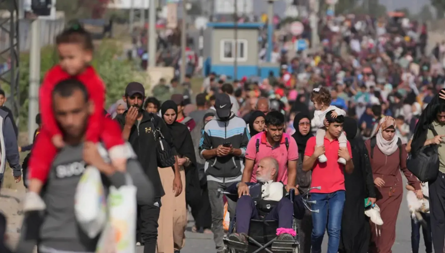سكان غزة يرفضون خطة ترامب للتهجير مجددًا رغم الأوضاع المأساوية والدمار. سكان غزة يرفضون خطة ترامب للتهجير مجددًا رغم الأوضاع المأساوية والدمار.