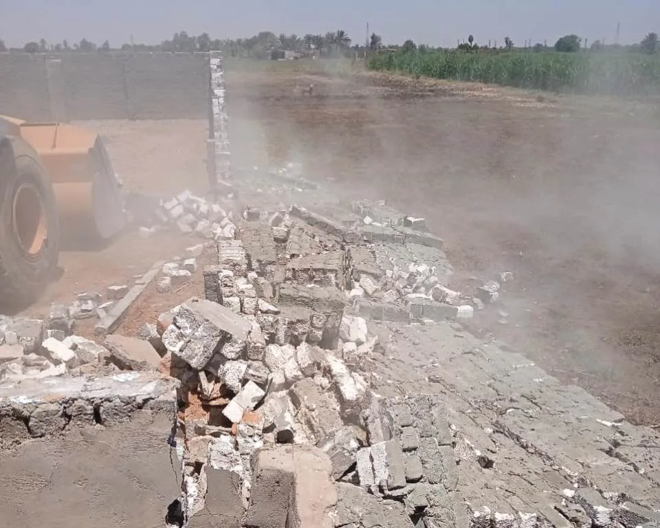 إزالة encroachments على أراضي الدولة في المرحلة الثالثة من الحملة 26 في مركزي أسوان ودراو إزالة encroachments على أراضي الدولة في المرحلة الثالثة من الحملة 26 في مركزي أسوان ودراو