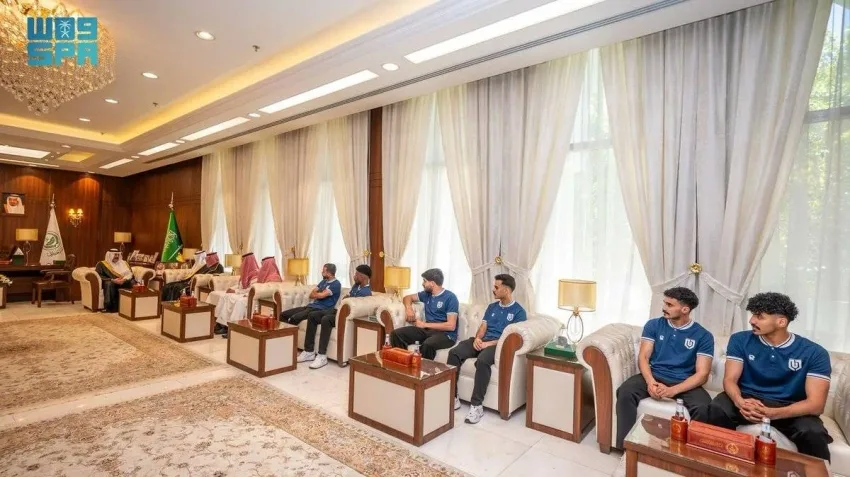 أمير حائل يلتقي برئيس مجلس إدارة نادي جبة الرياضي وأعضائه واللاعبين أمير حائل يلتقي برئيس مجلس إدارة نادي جبة الرياضي وأعضائه واللاعبين