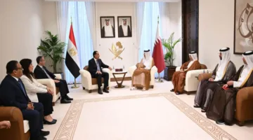 رئيس الوزراء يناقش مع نظيره القطري تعزيز الاستثمارات المشتركة