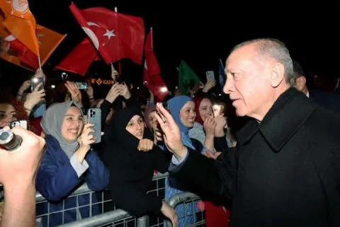هل يشعر أردوغان بوجود “انقلاب” وشيك؟ ولماذا يُعتقل جميع معارضيه بتهمة “إهانته”؟ 15 رئيس بلدية سُجنوا، ولماذا نعت زعيم المعارضة أردوغان بـ “الجبان”؟ ما هو موقف قانون “تحديد صلاة الجمعة” وهل ستقوم أنقرة بفرز مواطنيها دينياً؟