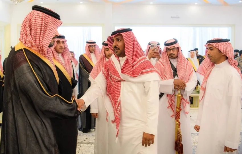 أمير المدينة يلتقي بالمواطنين ورجالات القبائل والموظفين في إدارات ينبع وبدر